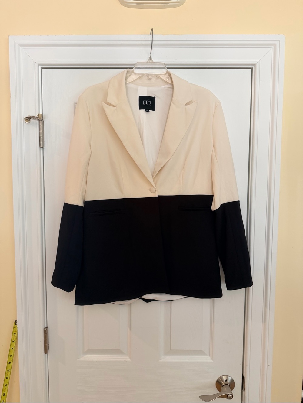 Ladies Size Medium "BBJ LOS ANGELES" Color-block Cream & Black Women's Blazer GC